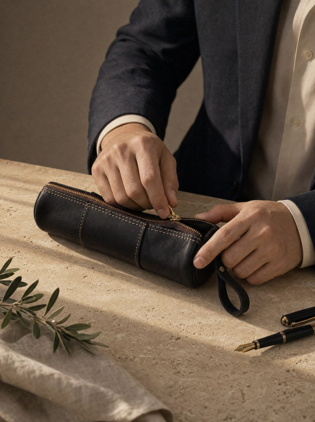 leather-pen-case wearing